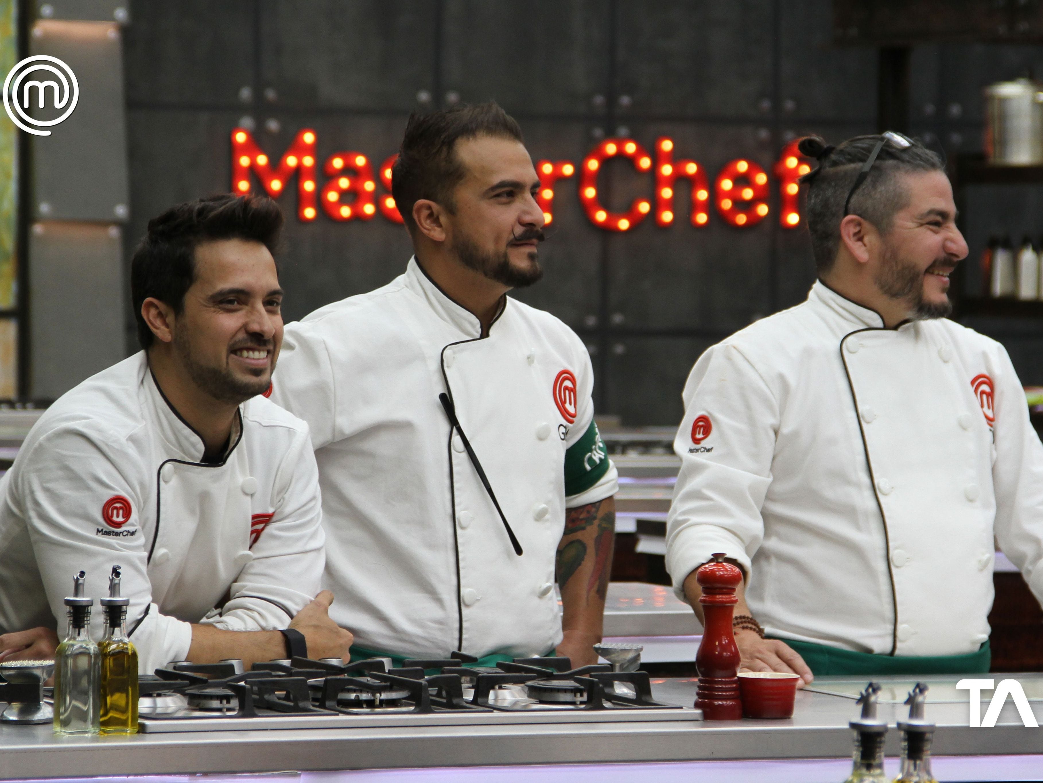 El multiverso llegó a ‘MasterChef Ecuador’; Roberto Ayala, Germán Vivanco y Andrés Arrata se unieron a las cocinas para un último reto de equipos