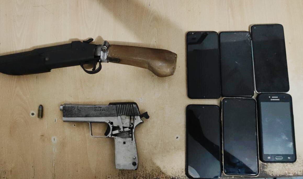 Armas de fuego y teléfonos móviles retenidos en patrullajes policial en Atacames.