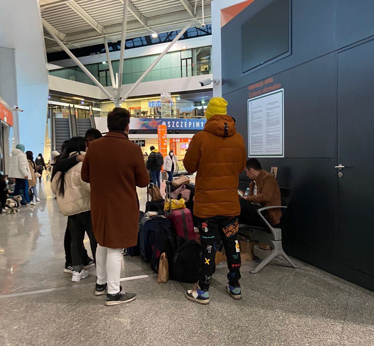 Ecuatorianos esperando en el aeropuerto de Varsovia. El vuelo saldría a las 21:00, hora de Polonia. Foto: Cortesía. 