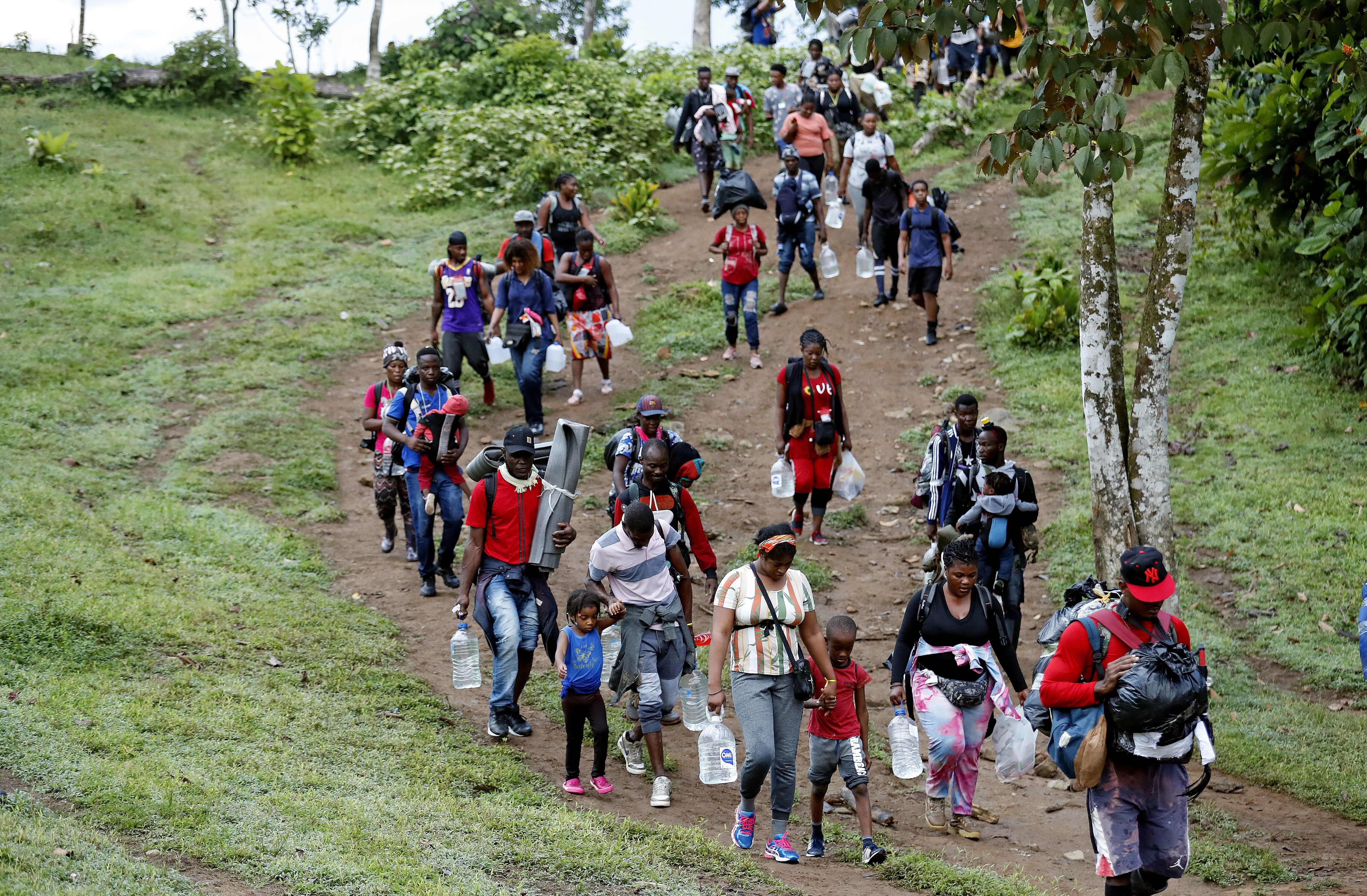 Migrantes en su camino hacia Panamá por el Tapón del Darién en Acandi (Colombia), en una fotografía en archivo. EFE/ Mauricio Dueñas Castañeda 