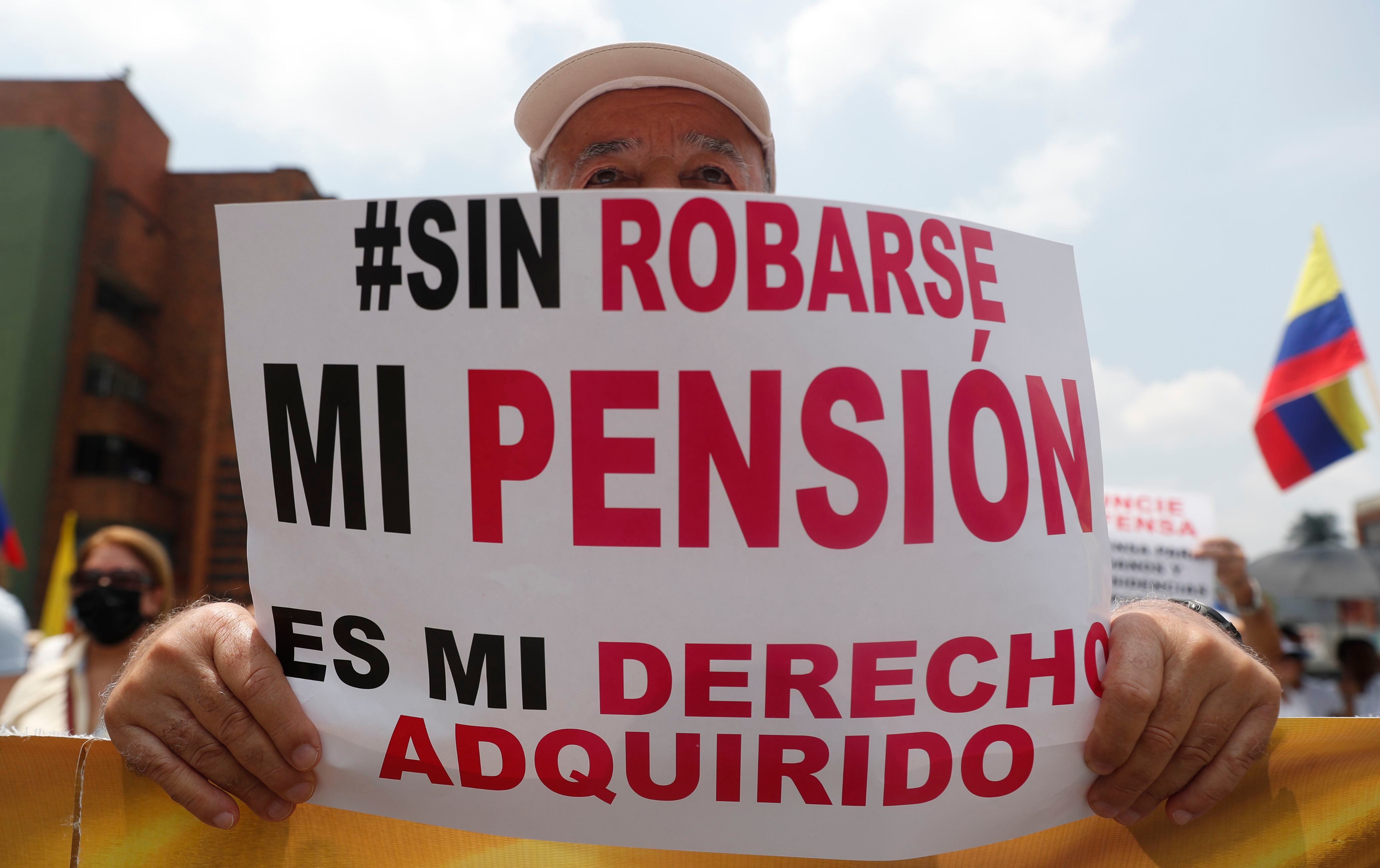 Un hombre sostiene un cartel en una protesta contra el gobierno del presidente de Colombia, Gustavo Petro, hoy, en Cali (Colombia).