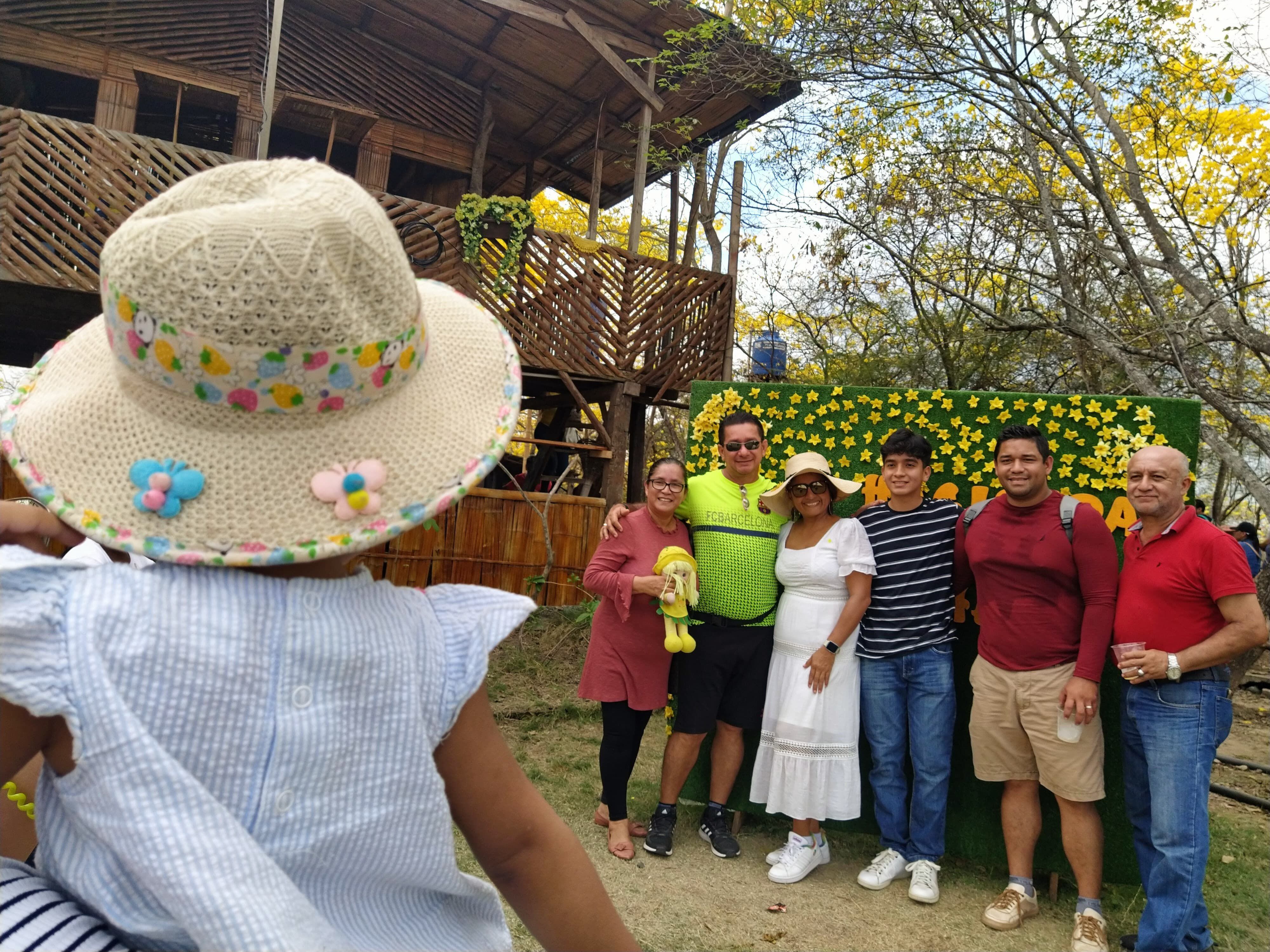 La Hacienda Las Habras (Colimes) recibe a turistas que se acercan a admirar el florecimiento de los guayacanes.