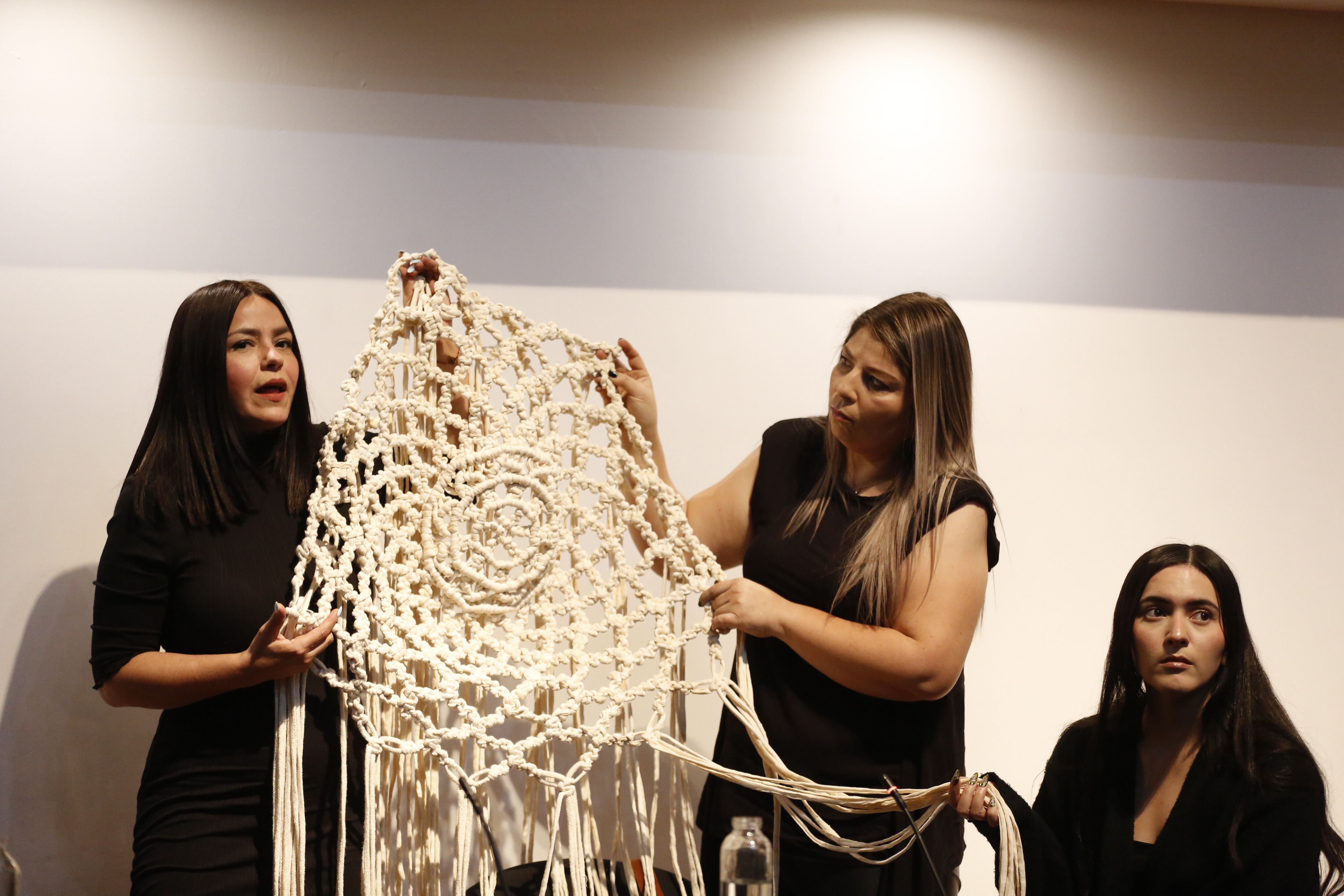 Las artistas del proyecto 'Medusa' Angélica Barba (i), Guadalupe Gómez (c) y Alitzel García (d) participan en una rueda de prensa este viernes, en la ciudad de Guadalajara, en Jalisco (México).