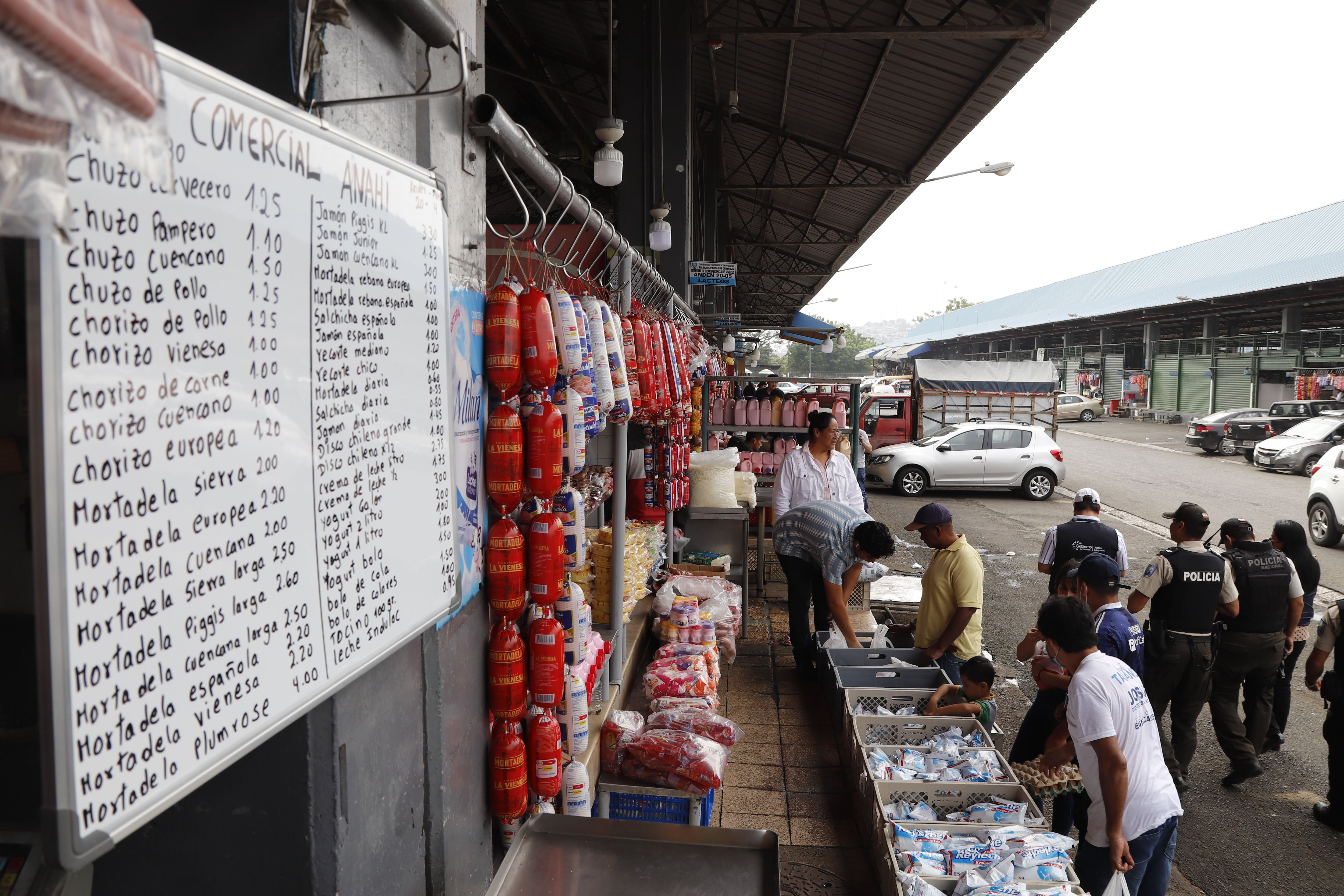 Comerciantes ya se disputan la carga que llega al mercado mayorista de Guayaquil desde la Sierra; comisaría realiza controles para evitar alza de precios