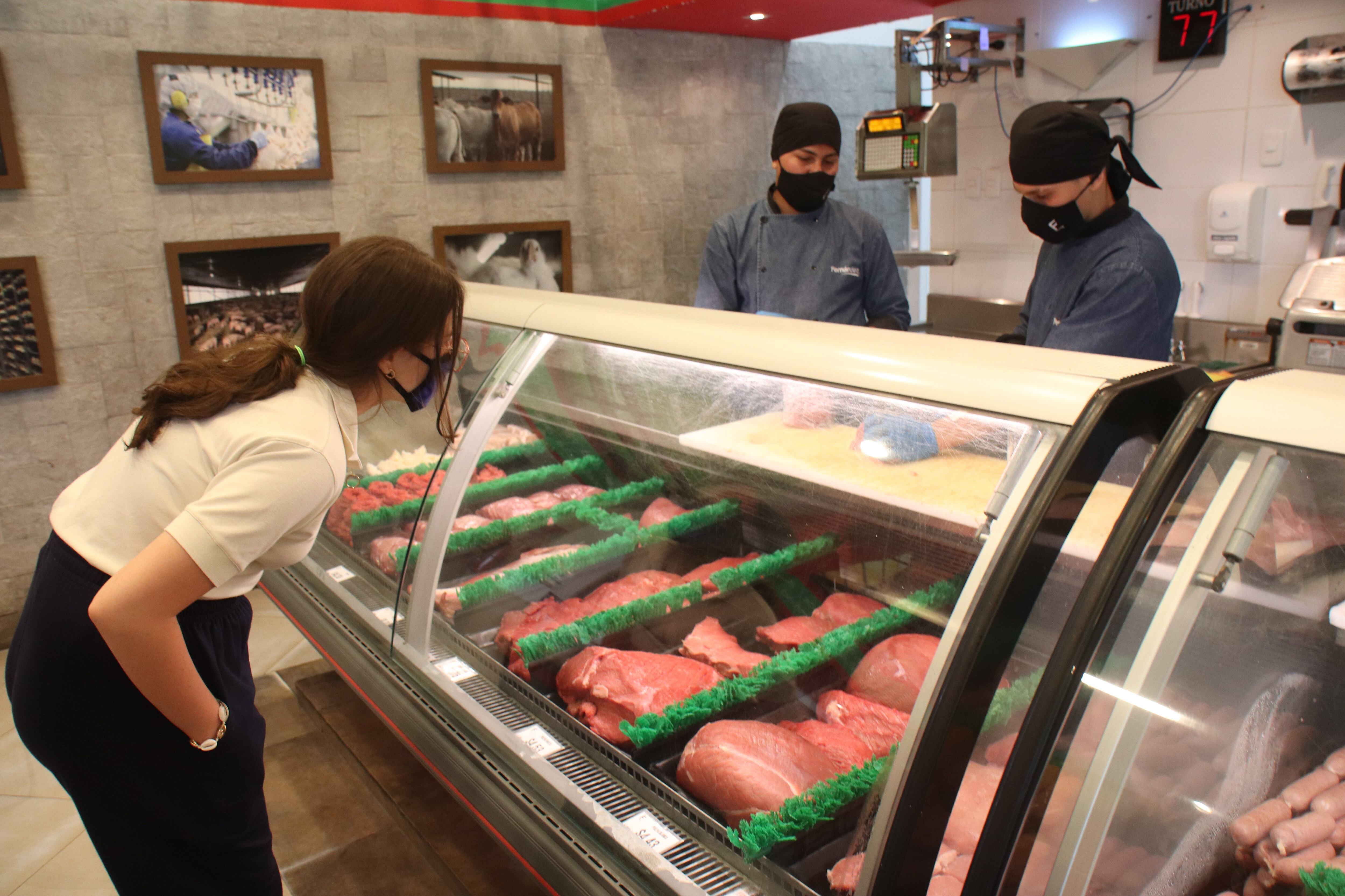 Comprar carnes y embutidos para hacer un asado o parrillada, es una de las opciones de los ciudadanos en las últimas horas del feriado. Foto: Ronald  Cedeño 