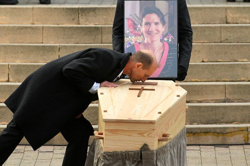 Stephane Voirin besa el ataúd durante la ceremonia fúnebre de su esposa, la profesora Agnes Lassalle. 