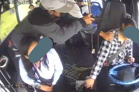 Con pistola y cuchillo, tres antisociales desvalijaron a pasajeros de un bus en Quito