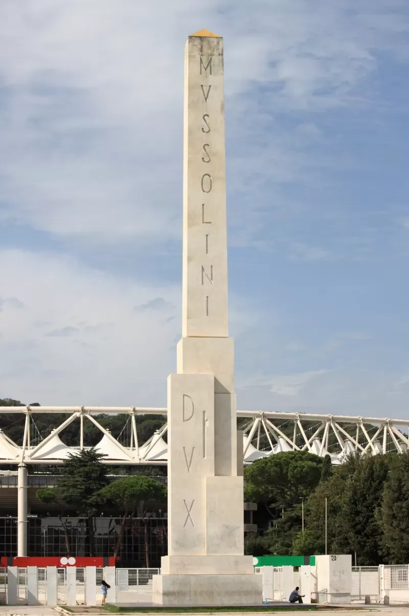 GETTY IMAGES Aún quedan en Italia numerosos monumentos fascistas, como este obelisco dedicado a Benito Mussolini en Roma.