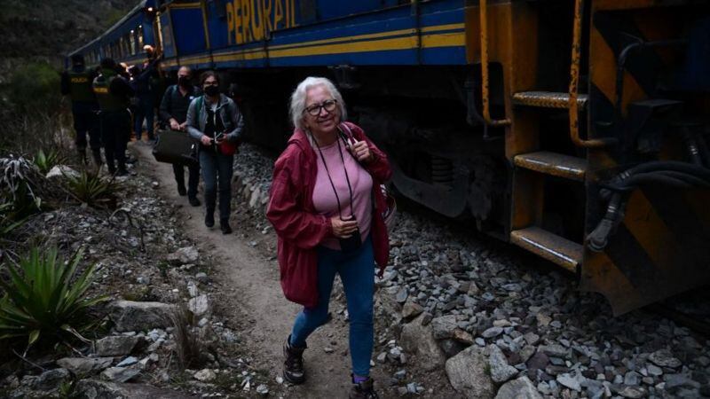 La interrupción del servicio de tren a Macchu Pichu obligó a muchos turistas a regresar a pie. MARTIN BERNETTI / GETTY