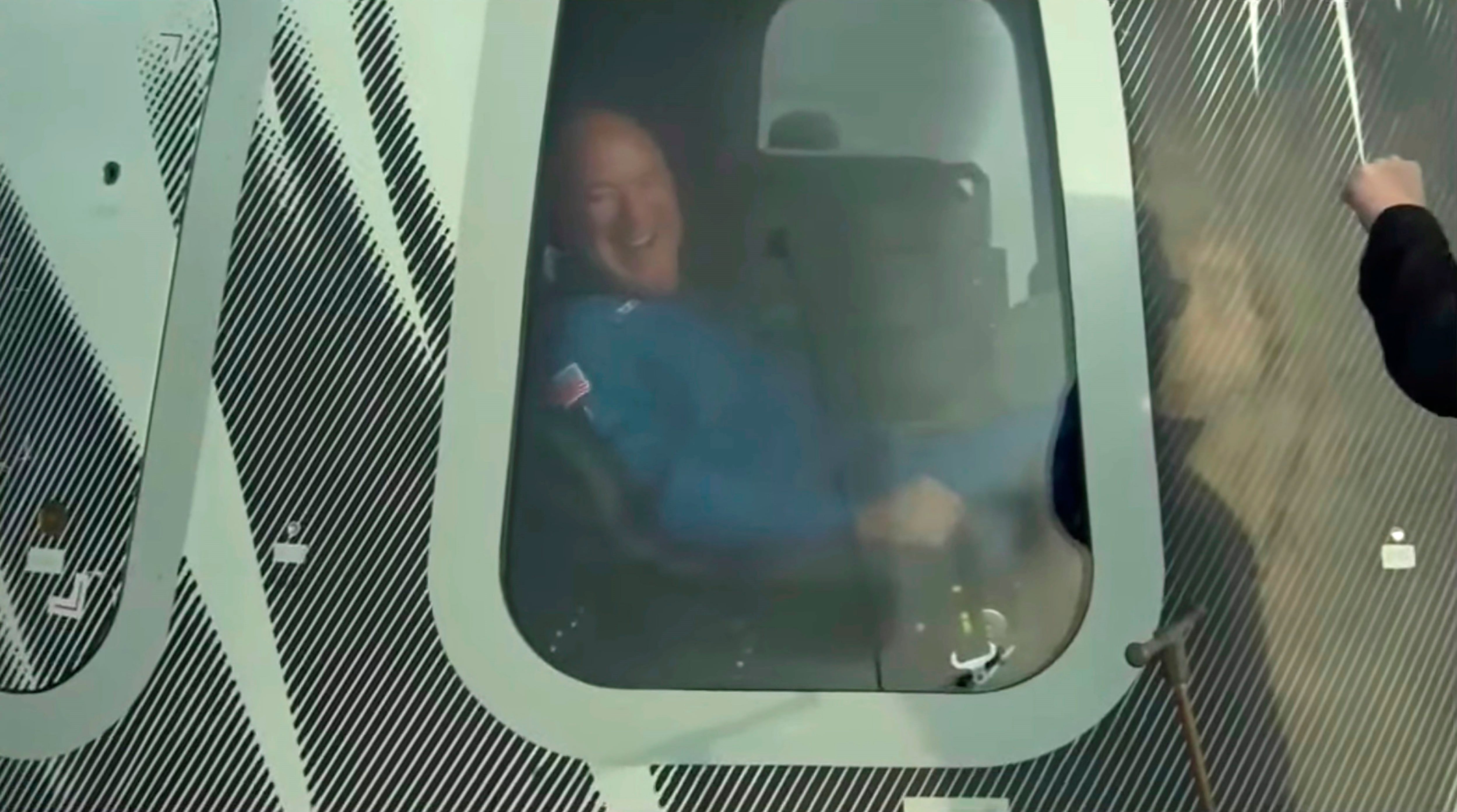 En fotos: Así fue el histórico vuelo de Jeff Bezos y la tripulación del New Shepard a la Línea Kármán