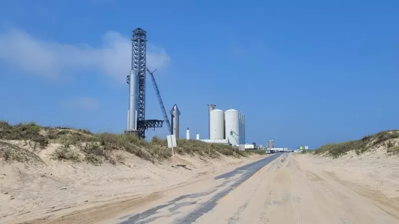 La plataforma de lanzamiento de SpaceX en Boca Chica está a metros de la playa. Analía Llorente