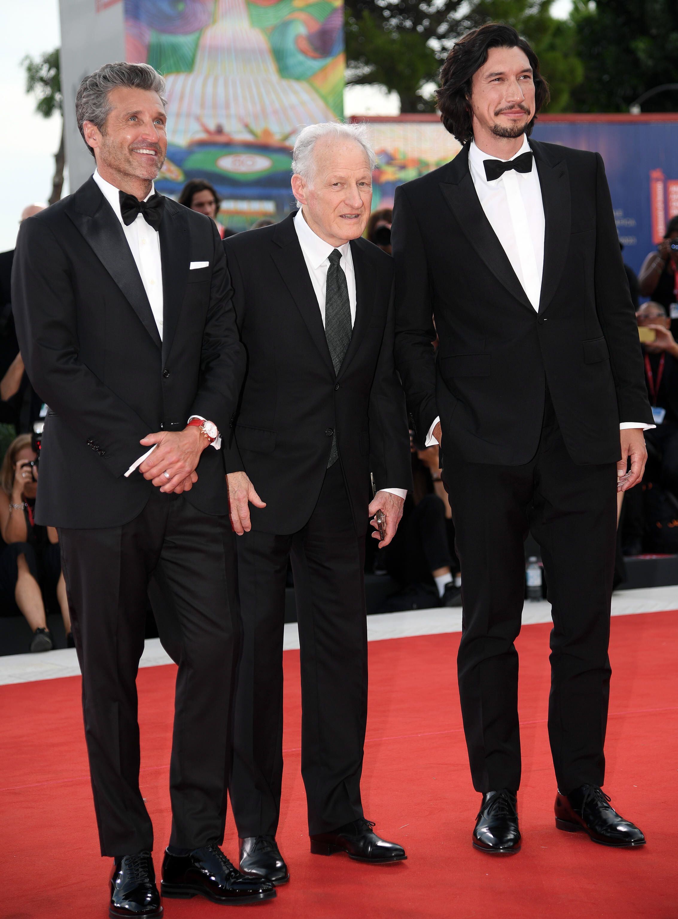 Patrick Dempsey (i), el director Michael Mann (centro) y Adam Driver lucieron de estricta etiqueta para la premier de 'Ferrari'.
