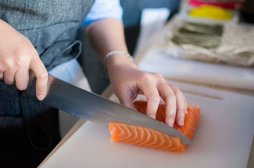 El salmón es rico en ácidos grasos omega-3.