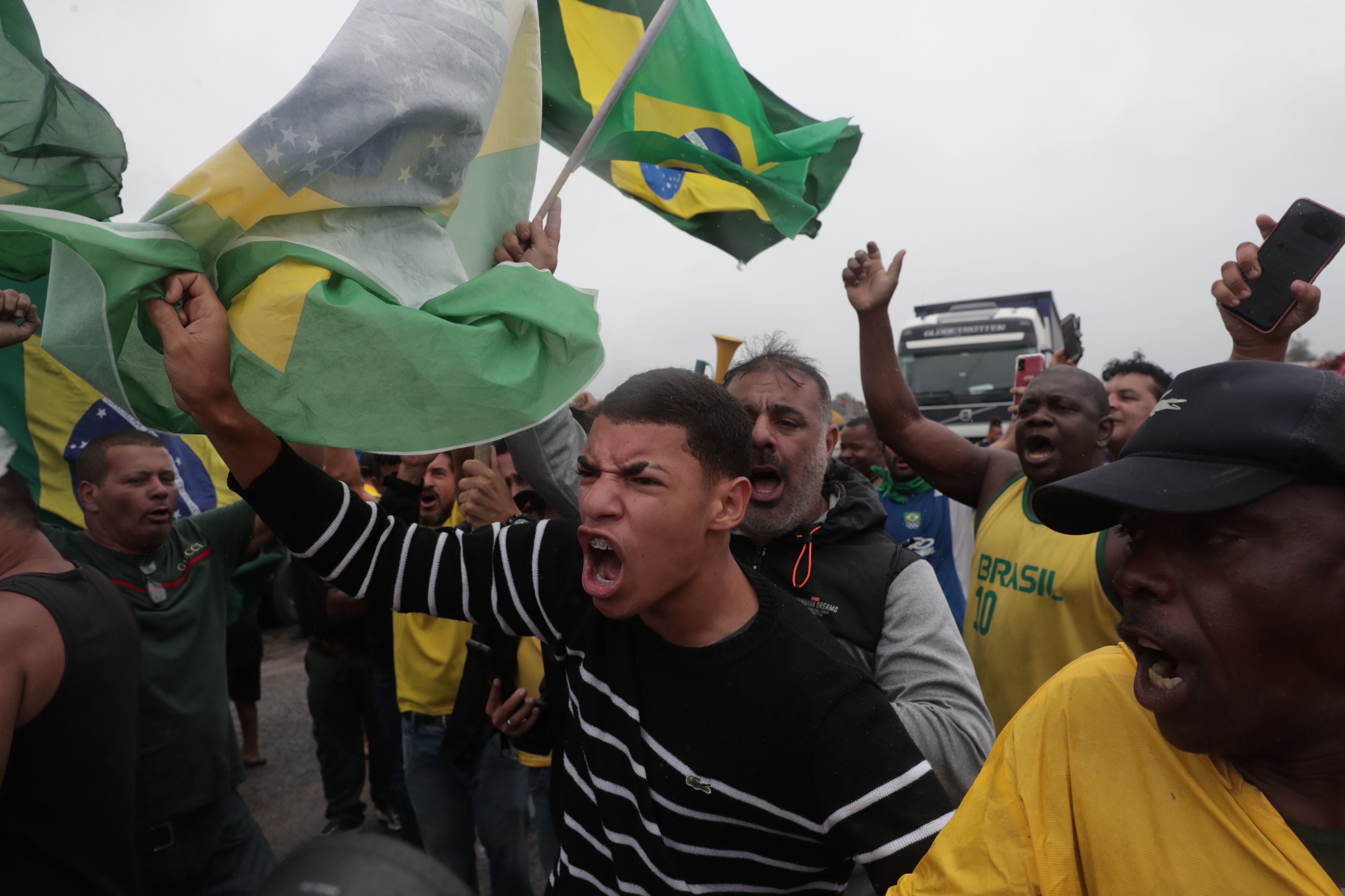 Grupos de camioneros bloquea carreteras en Río de Janeiro (Brasil). EFE