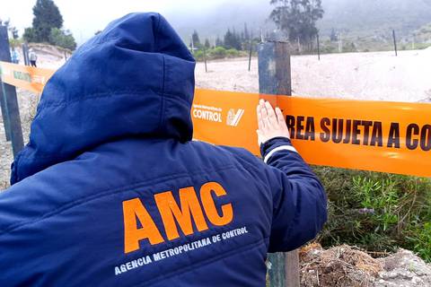 Suspenden obras del Colegio de Ingenieros de Pichincha por presuntamente rellenar una quebrada en sector protegido de Quito