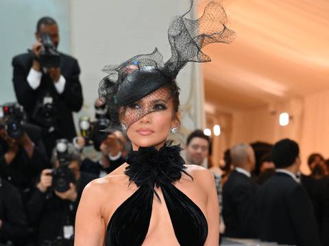 Jennifer Lopez se gana los títulos de la más “sexy y elegante” en la Met Gala 2023: con un vestido de Ralph Lauren y tocado de Chanel, la cantante resalta con sus brazos fuertes y definidos