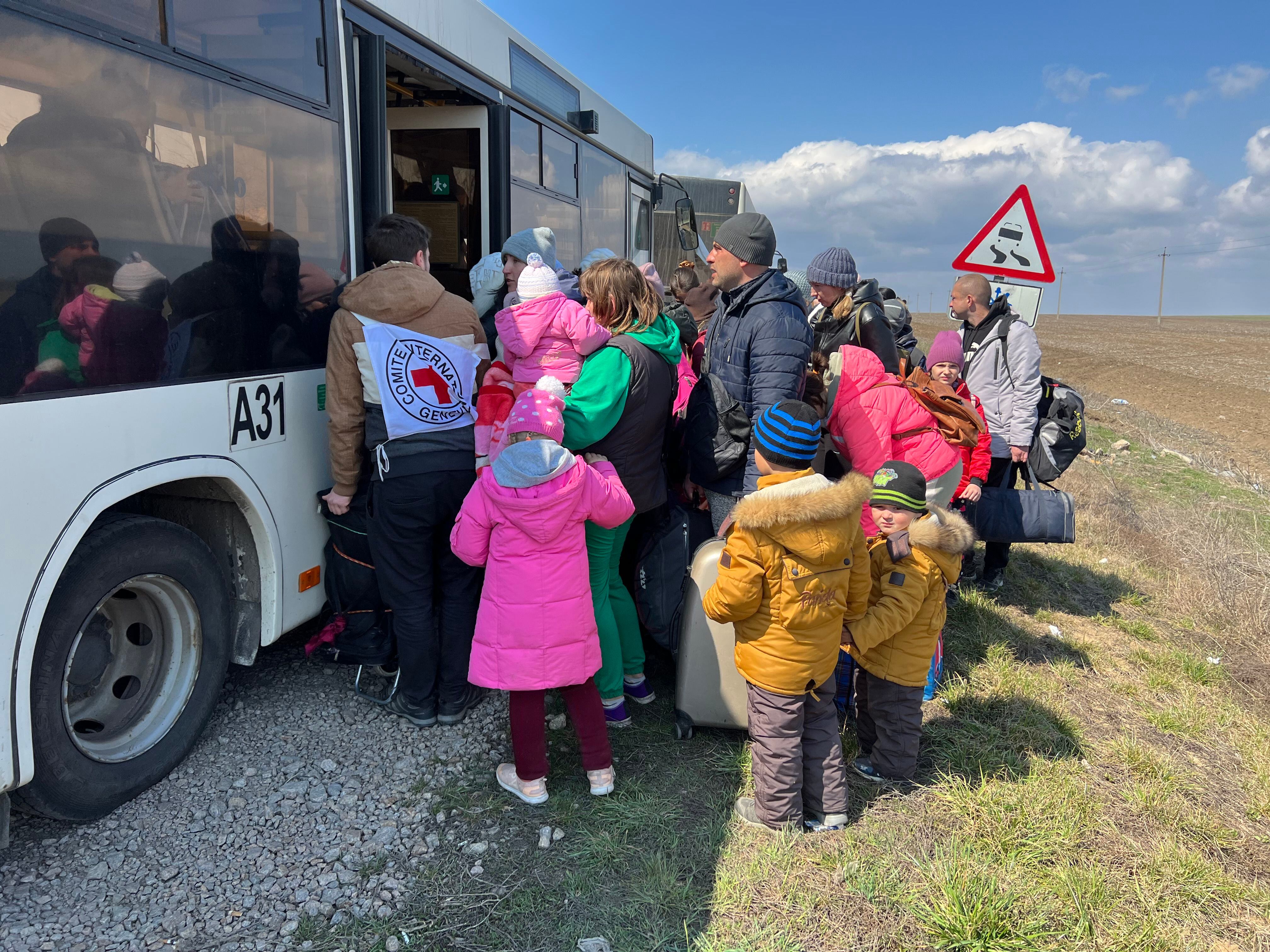 En la foto, refugiados abordando en Beren uno de los siete autobuses de la Cruz Roja para partir a Zaporiyia el 6 de abril. EFE/Cruz Roja 
