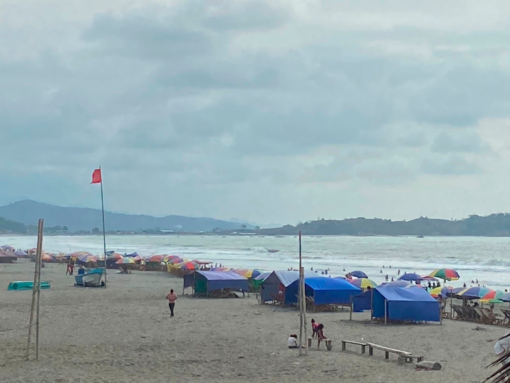 40 playas se mantendrán con bandera amarilla hasta el 24 de enero por oleaje