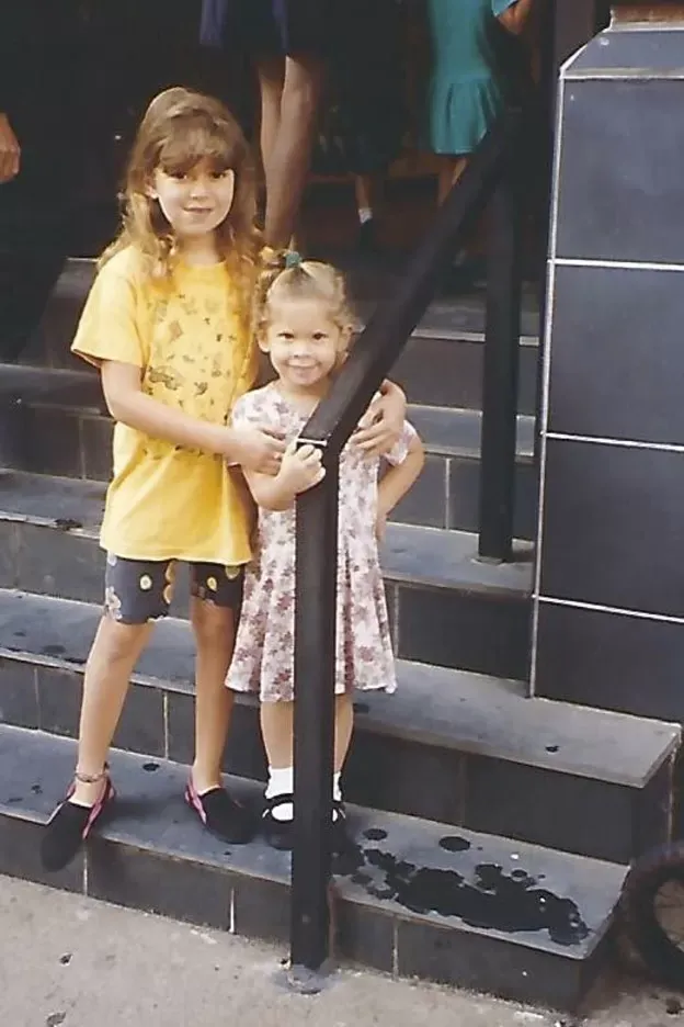 Anna junto a su hermana mayor en 1995. ANNA SHECHTMAN