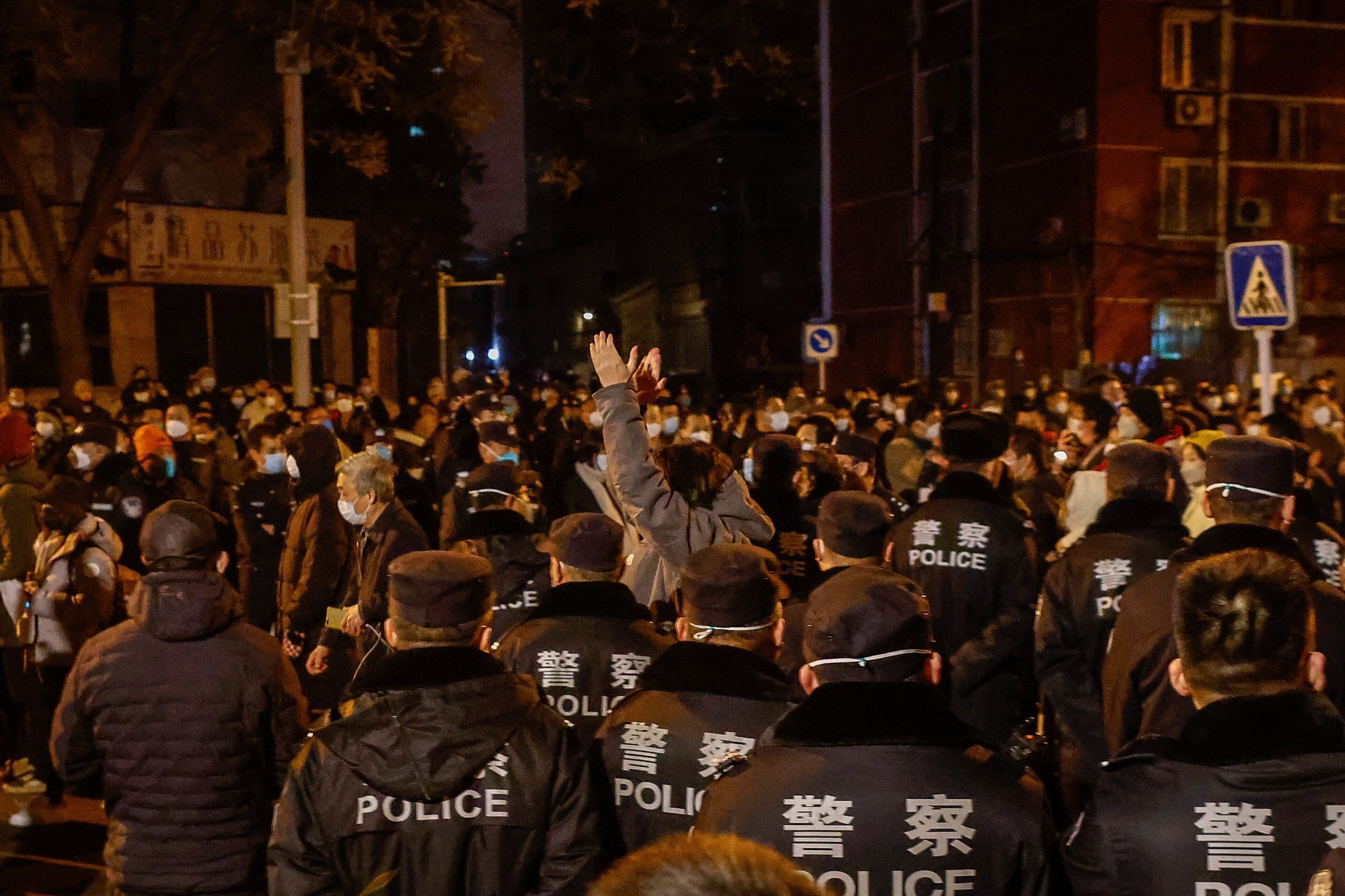 Protestas contra las estrictas restricciones de China por el COVID-19 han estallado en varias ciudades incluyendo Beijing y Shanghái, provocada por un incendio en una torre que mató a 10 personas en la capital de Xinjiang, Urumqi. 