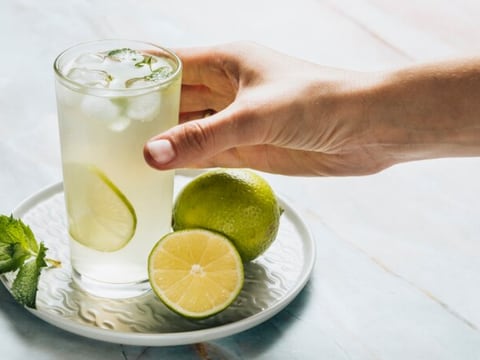 Los verdaderos beneficios de tomar agua con limón, según una nutricionista