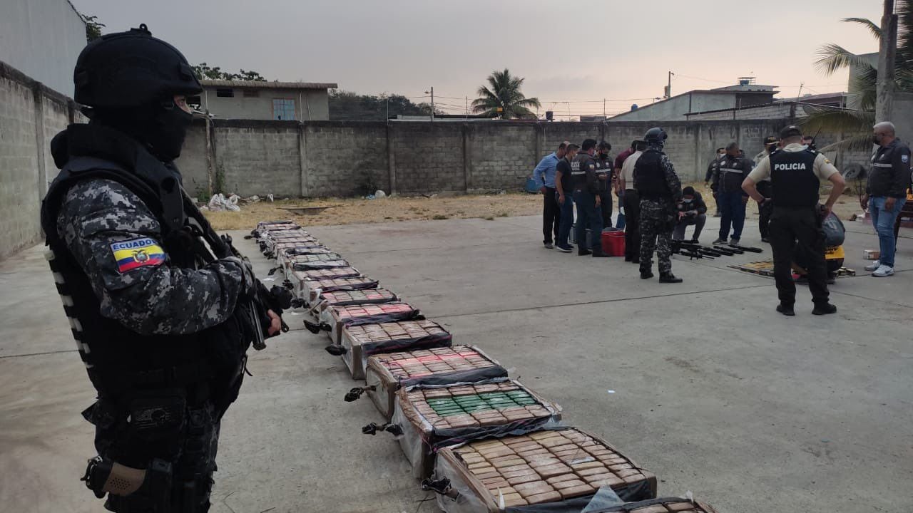 Tras hallazgo de 9,5 toneladas de droga en Guayaquil experto sugiere conformar una Fuerza de Tarea Conjunta Antidrogas: La Policía no puede seguir actuando sola