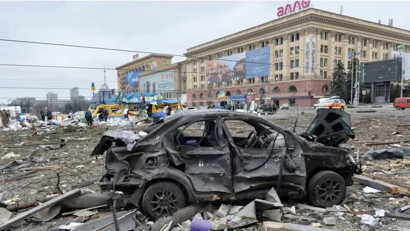 La plaza frente al Ayuntamiento de Járkiv fue destrozada por los bombardeos rusos. GETTY IMAGES