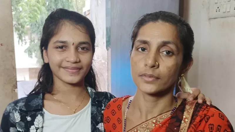 La madre de Pooja dice que la situación financiera de su familia es difícil. DIPALI JAGTAP