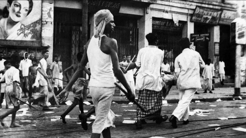 El preludio de lo que pasaría a gran escala un año después: en agosto de 1946 hindúes y musulmanes se enfrentaron en la Gran Matanza de Calcuta, en la que murieron unas 2.000 personas. GETTY IMAGES