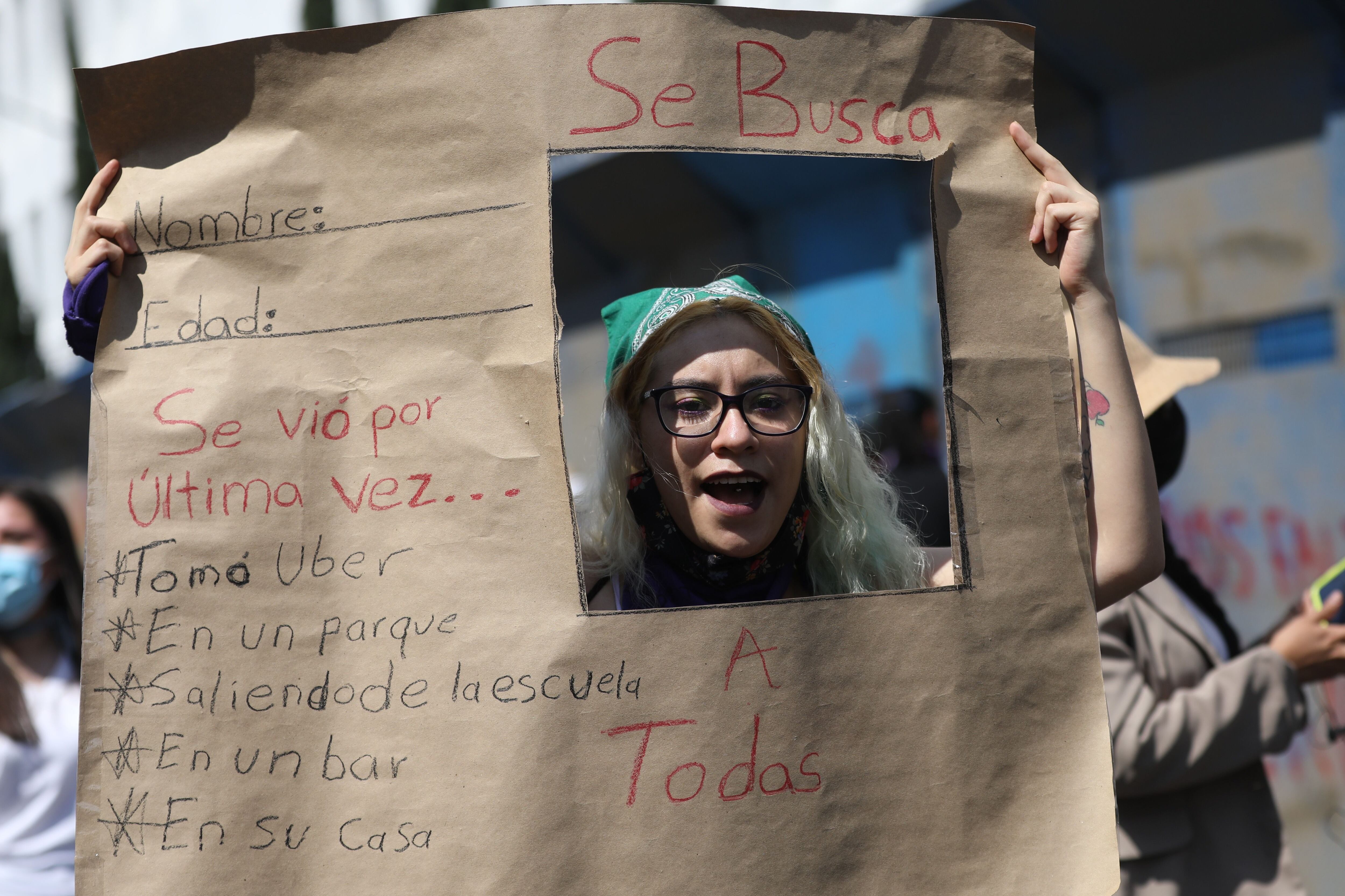 Colectivos feministas marchan durante una protesta contra las desapariciones y femicidios, este lunes en la Ciudad de México (México). Miles de feministas mexicanas hicieron este domingo diversas marchas en la capital para exigir justicia por el presunto femicidio de Debanhi Escobar, joven de 18 años hallada muerta en el norte del país, en medio de una ola de asesinatos y desapariciones de mujeres. 