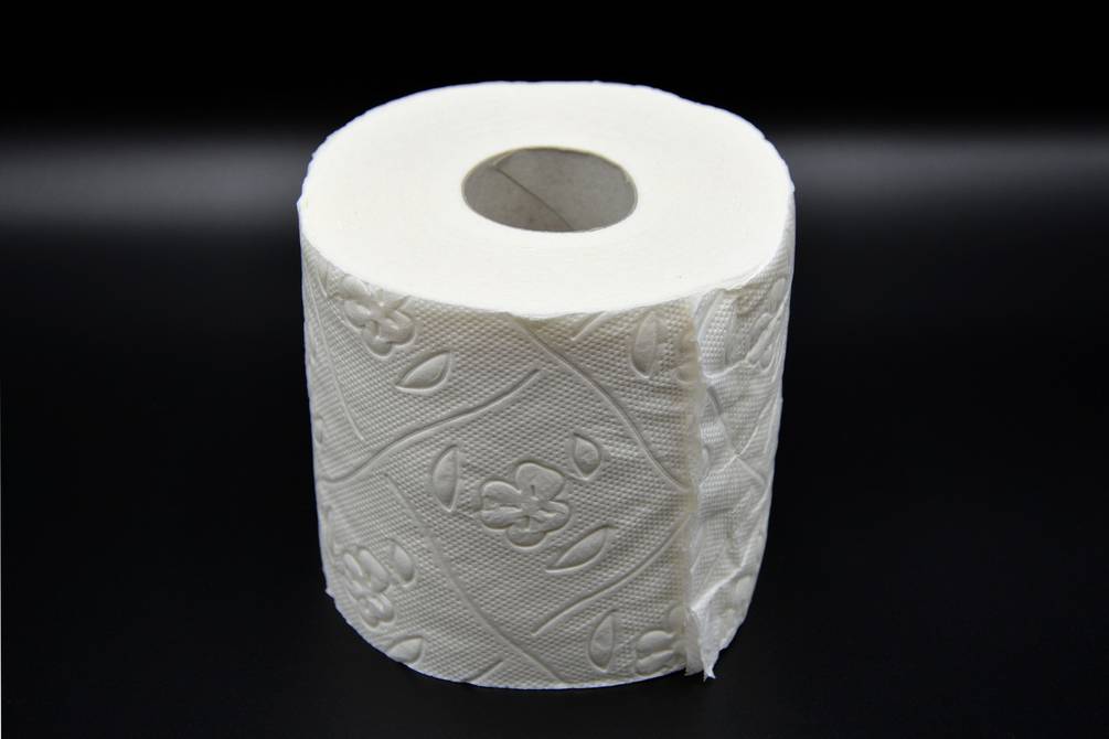 El papel higiénico usado se debe echar por el inodoro o en un