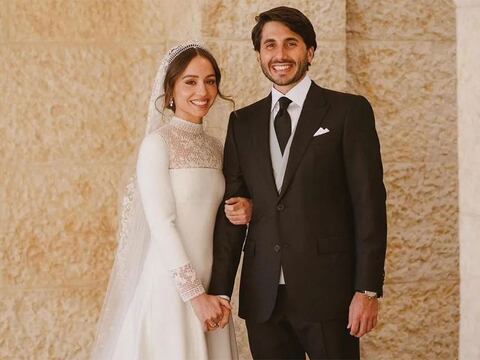 Así fue la boda de la hija de los reyes Abdalah y Rania de Jordania: Iman lució un vestido clásico y un velo bordado en una fiesta de 150 invitados y un pastel de 6 pisos