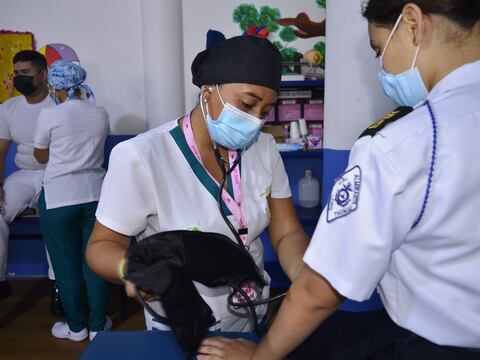 ‘Mi hija tenía tanto moco y tos que sentía que se ahogaba’: dispensarios de planteles de Guayaquil se llenan de estudiantes con infecciones respiratorias 
