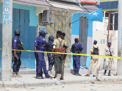Al menos 13 muertos deja ataque yihadista a un hotel de Somalia