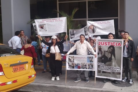 ‘El fiscal no acusó habiendo tantas evidencias’: familia de la doctora Valeria Sacoto realiza plantón afuera de la Fiscalía 