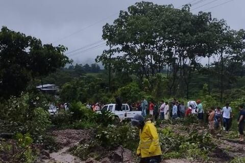 Lluvias causan inundaciones y deslaves en Pedernales, complicando el acceso a  los recintos