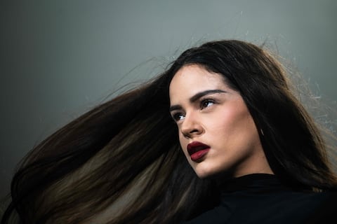 Rosalía se destaca como modelo en lo nuevo de Dior con el bolso más deseado de la marca