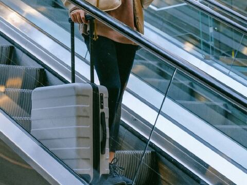 Horror en aeropuerto de Tailandia: mujer pierde su pierna izquierda tras quedar atrapada en la pasarela mecánica 