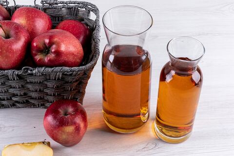 ¿El vinagre de manzana es bueno para el cabello? Así debes usarlo y aplicarlo para combatir la caspa, eliminar la grasa y aclarar el color