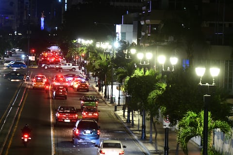 En la avenida 9 de Octubre, en el centro de Guayaquil, se reponen luminarias