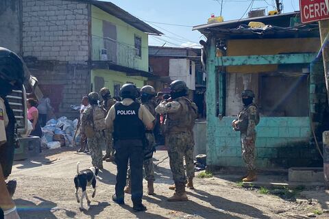 Policías y militares intervienen universidad y viviendas en el barrio Cuba: uniformados llegaron hasta en lancha para ingresar a casas