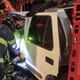Conductor de un vehículo quedó atrapado tras chocar contra árbol en el norte de Quito