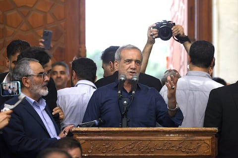 Con un mensaje de moderación, Masud Pezeshkian gana las elecciones presidenciales iraníes