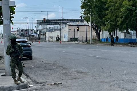 Cadáver, presuntamente de guía  penitenciario, quedó en el techo de la cárcel de Machala tras incidentes de esta madrugada 