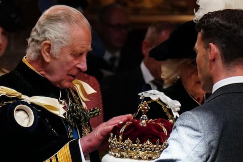 Carlos III recibe la corona escocesa en Edimburgo 