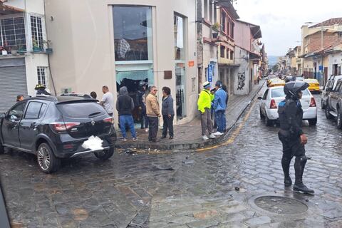 Una persona herida y daños en local comercial por choque entre dos vehículos en el centro histórico de Cuenca