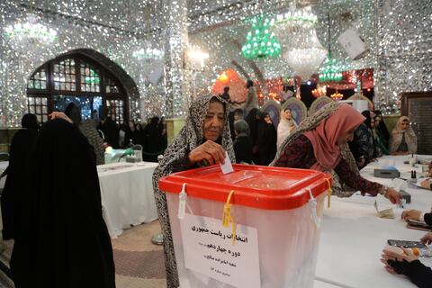 Irán extendió horario de votación para las elecciones presidenciales de segunda vuelta