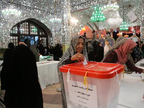Irán extendió horario de votación para las elecciones presidenciales de segunda vuelta