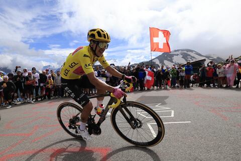 Eritreo Biniam Girmay triunfa al esprint en la 8.ª etapa del Tour de Francia. Richard Carapaz finaliza en puesto 43