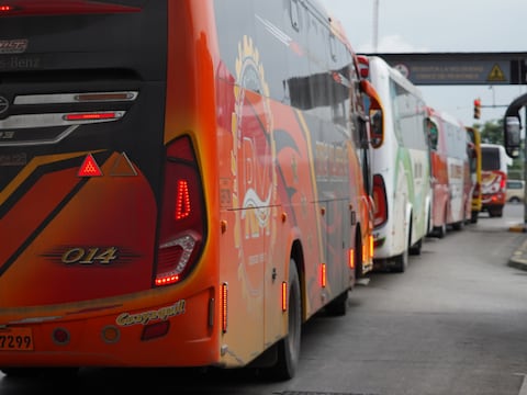 Gremio de transportistas suspende ‘apagado de motores’, pero se retira de mesas de diálogo con el Gobierno